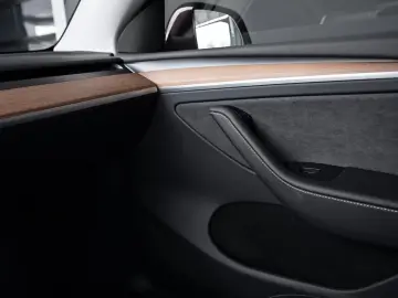 TESLA Model Y Performance AWD MY2023 AHK Unfallfrei