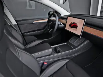 TESLA Model Y Performance AWD MY2023 AHK Unfallfrei