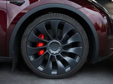 TESLA Model Y Performance AWD MY2023 AHK Unfallfrei