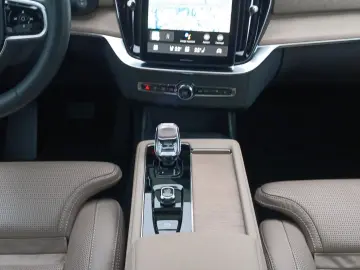 VOLVO XC90 T8 AWD Plus Facelift HUD Pano S.Belüftung