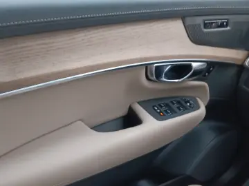 VOLVO XC90 T8 AWD Plus Facelift HUD Pano S.Belüftung