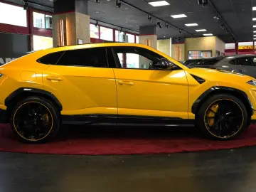 LAMBORGHINI Urus P.CAPSULE AKRAPOVIC CARBON