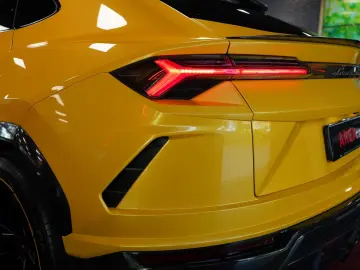 LAMBORGHINI Urus P.CAPSULE AKRAPOVIC CARBON
