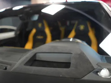 LAMBORGHINI Urus P.CAPSULE AKRAPOVIC CARBON