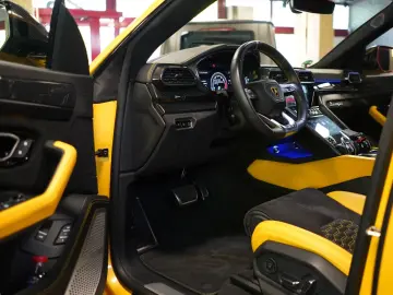 LAMBORGHINI Urus P.CAPSULE AKRAPOVIC CARBON