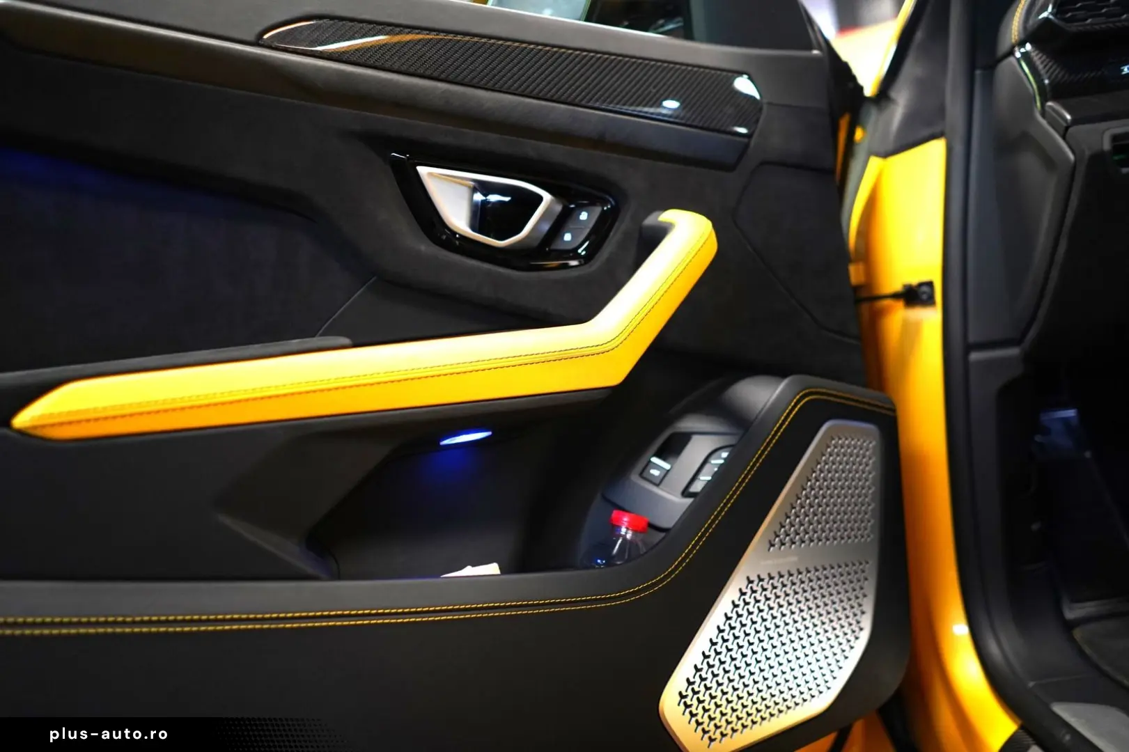 LAMBORGHINI Urus P.CAPSULE AKRAPOVIC CARBON