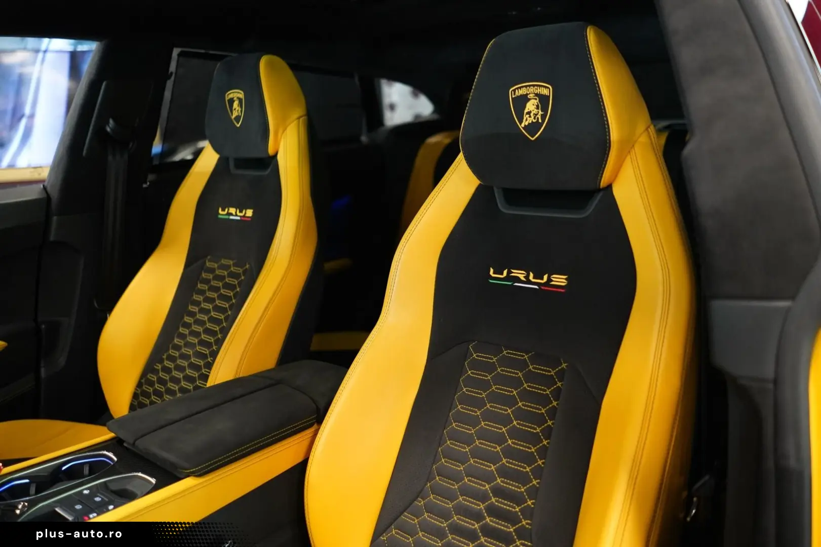 LAMBORGHINI Urus P.CAPSULE AKRAPOVIC CARBON