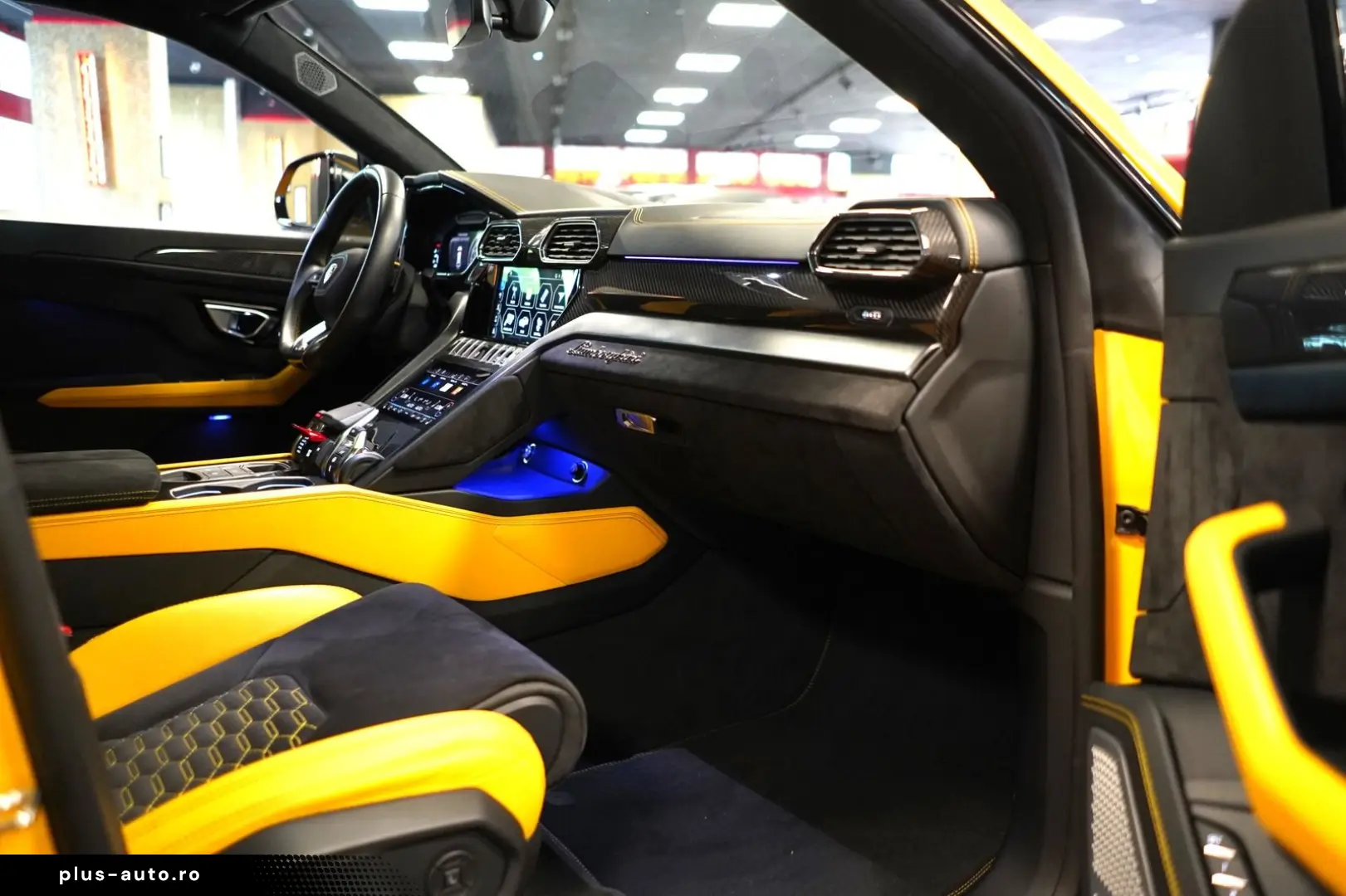 LAMBORGHINI Urus P.CAPSULE AKRAPOVIC CARBON