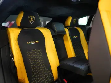 LAMBORGHINI Urus P.CAPSULE AKRAPOVIC CARBON