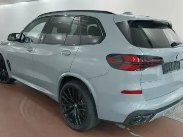 BMW X5 M60i