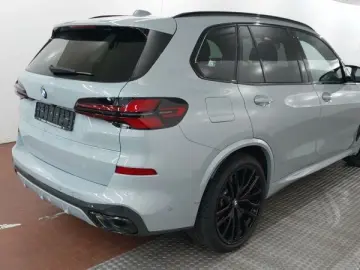 BMW X5 M60i