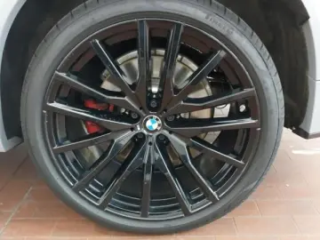 BMW X5 M60i