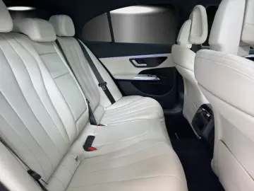 MERCEDES-BENZ E 200 d AMG Pano AHK Memory DISTR 360