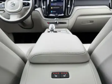 VOLVO XC60 Ultimate Bright Plug-In Hybrid T8