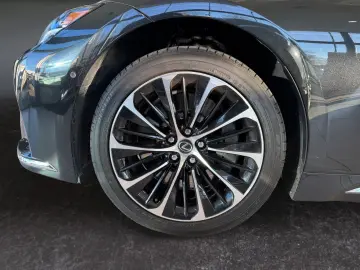 LEXUS LS 500 h E-FOUR Executive Line  Luftfeder HUD 36