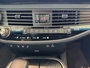 LEXUS LS 500 h E-FOUR Executive Line  Luftfeder HUD 36