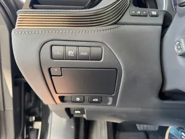 LEXUS LS 500 h E-FOUR Executive Line  Luftfeder HUD 36