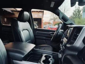 DODGE V8 AHK NAVI LONGBED OFFROAD ALCANTARA LIFT LED