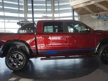 DODGE RAM 1500 HEMI V8eTorque Crew_Cab hoch-breit AHK
