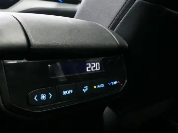 TOYOTA Highlander 2.5 Hybrid Luxury 7-Sitzer Pano ACC