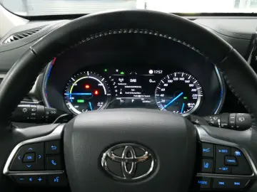 TOYOTA Highlander 2.5 Hybrid Luxury 7-Sitzer Pano ACC