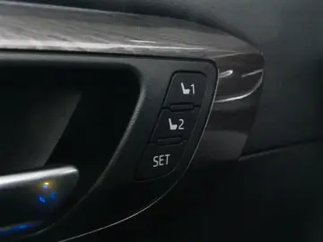 TOYOTA Highlander 2.5 Hybrid Luxury 7-Sitzer Pano ACC