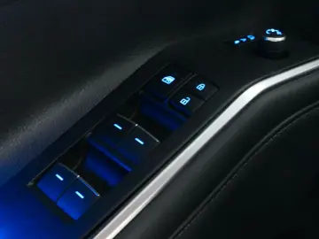 TOYOTA Highlander 2.5 Hybrid Luxury 7-Sitzer Pano ACC