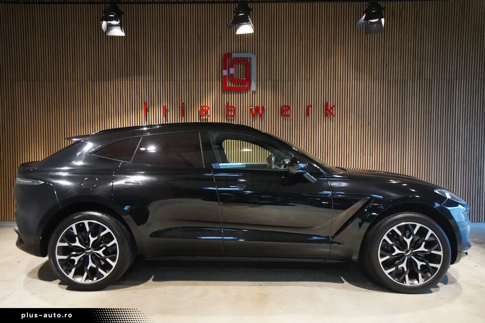 ASTON MARTIN DBX 4.0 V8 Sportabgas Body Pack Black 22 Zoll