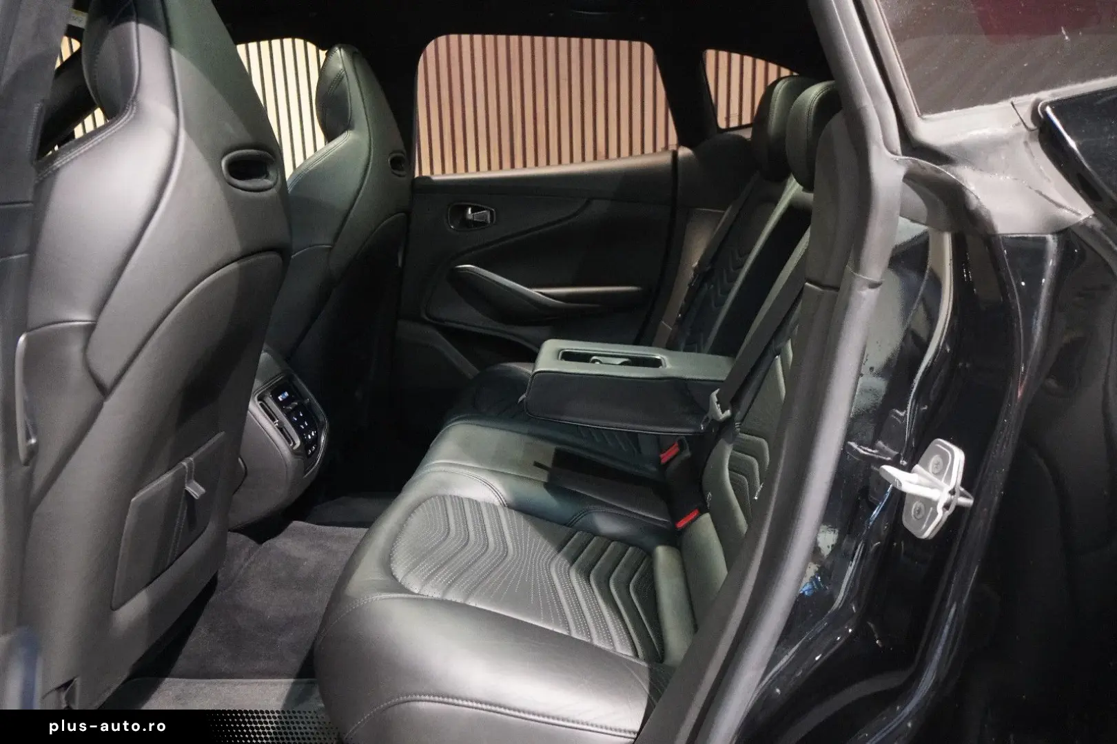 ASTON MARTIN DBX 4.0 V8 Sportabgas Body Pack Black 22 Zoll