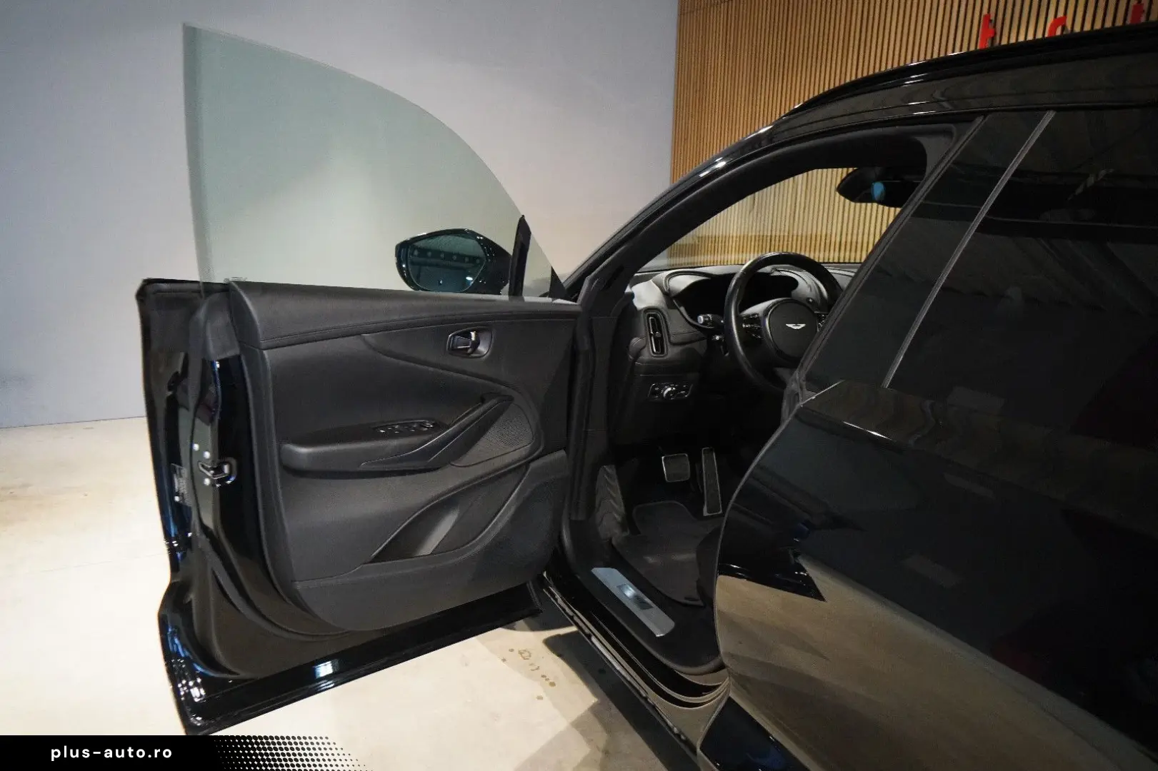 ASTON MARTIN DBX 4.0 V8 Sportabgas Body Pack Black 22 Zoll