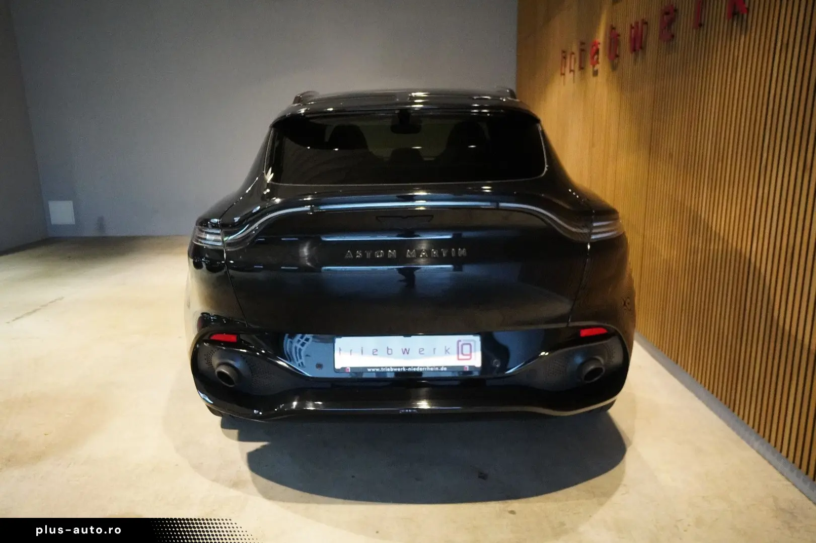 ASTON MARTIN DBX 4.0 V8 Sportabgas Body Pack Black 22 Zoll