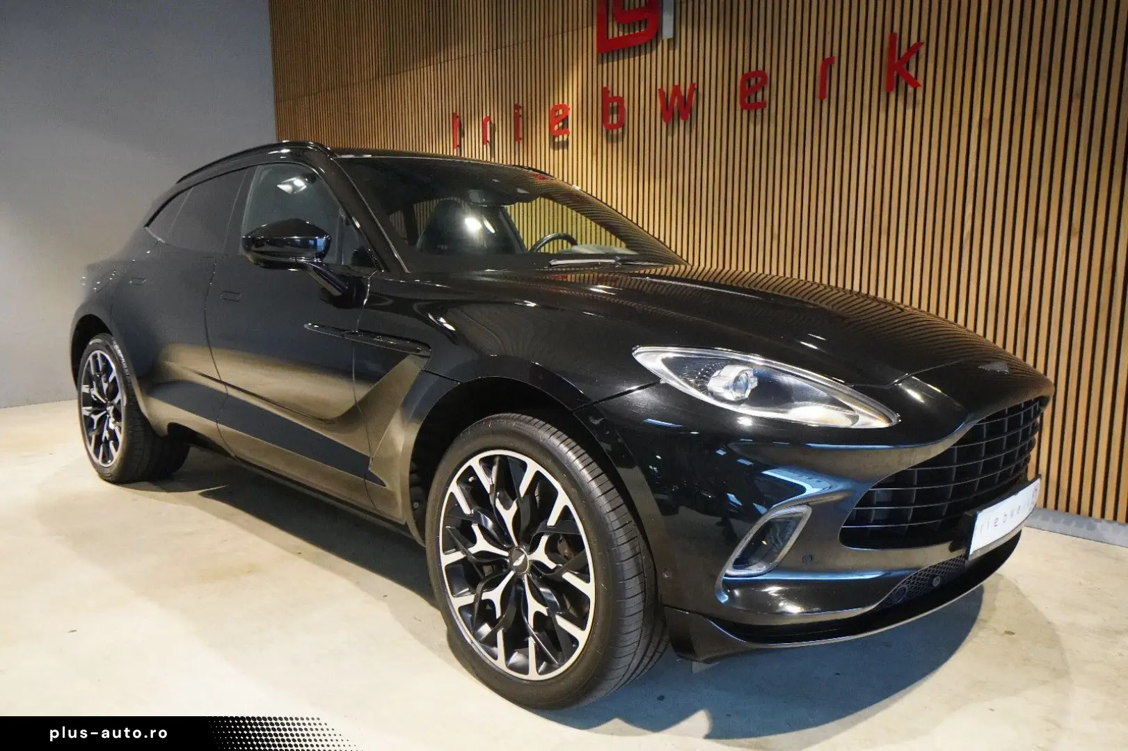 ASTON MARTIN DBX 4.0 V8 Sportabgas Body Pack Black 22 Zoll