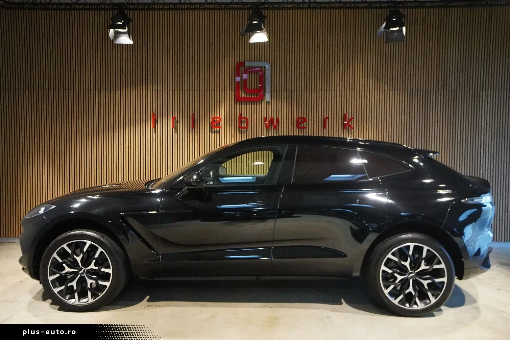 ASTON MARTIN DBX 4.0 V8 Sportabgas Body Pack Black 22 Zoll