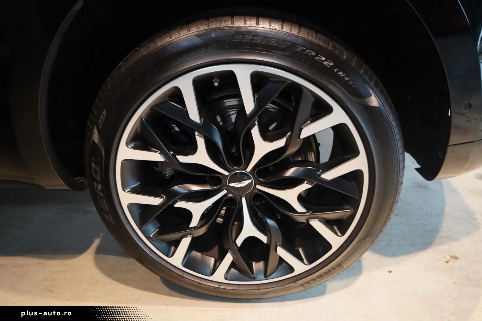 ASTON MARTIN DBX 4.0 V8 Sportabgas Body Pack Black 22 Zoll