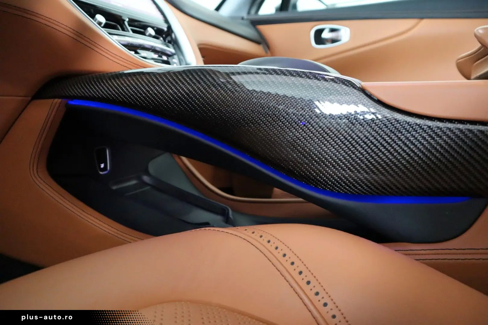 ASTON MARTIN DBX 4.0 V8   23    Sport Exhaust   AHK   Carbon