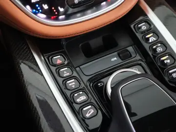 ASTON MARTIN DBX 4.0 V8   23    Sport Exhaust   AHK   Carbon