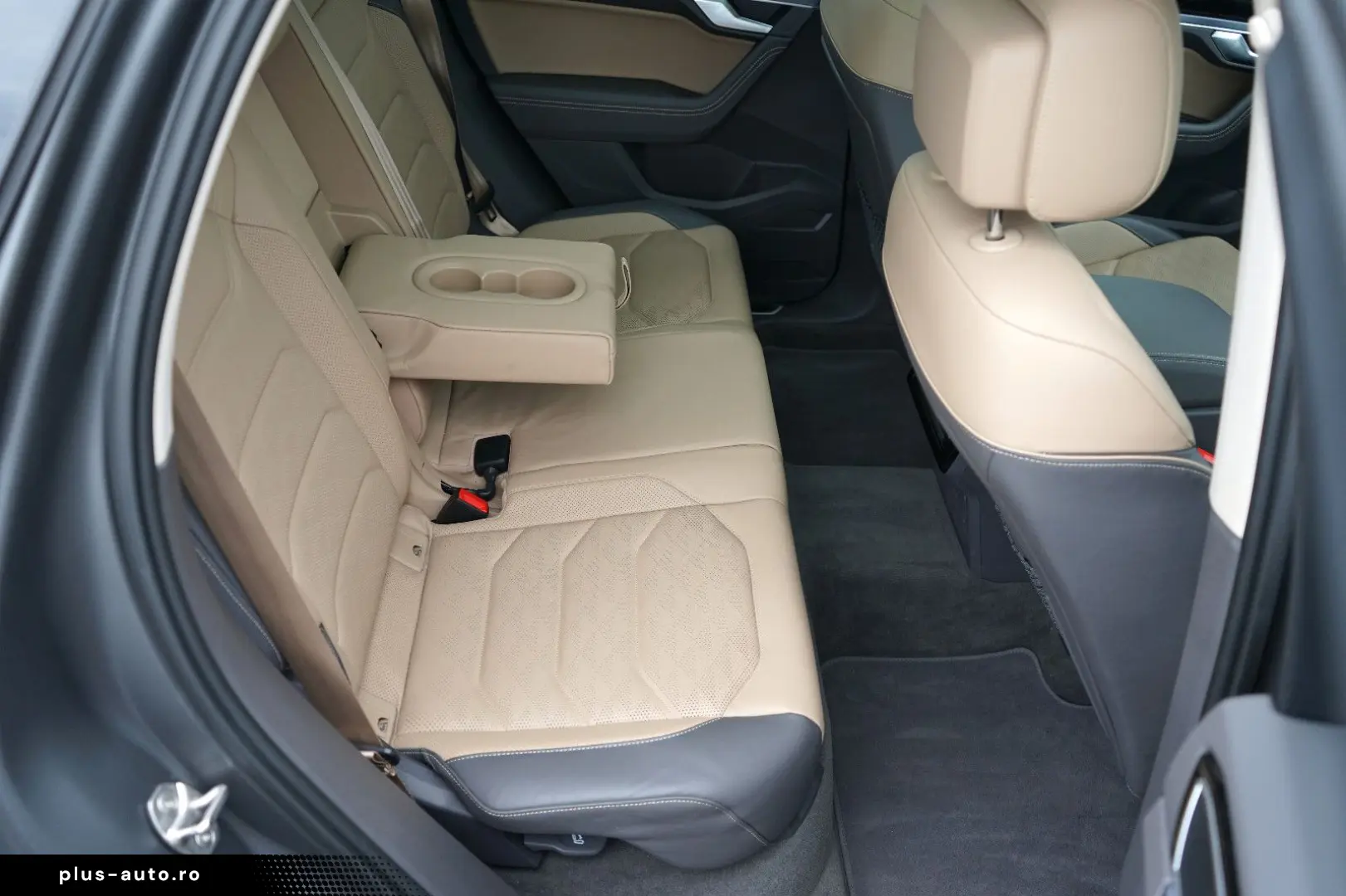 VW Touareg 3.0 TDI SCR  210 kW 4Mot R-Line-Pano.Luf