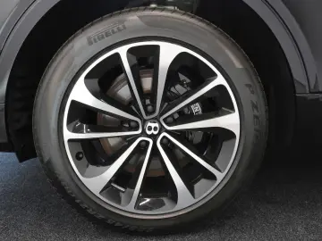 BENTLEY Bentayga 4.0 V8 EWB 4WD Autom.