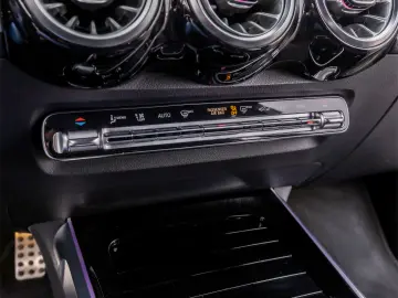 MERCEDES-BENZ GLB 200 4MATIC AMG Line 163CP 8G-DCT 2022