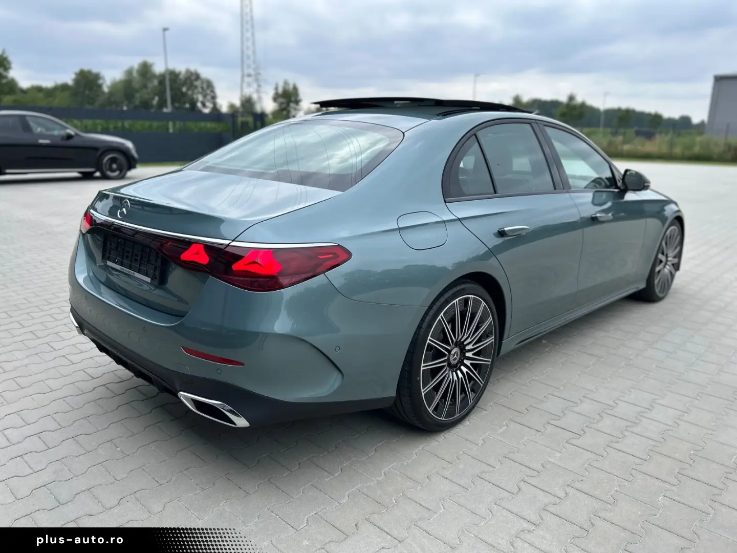 MERCEDES-BENZ E450d 4M AMG Night Premium -HUD-Pano-Softcl