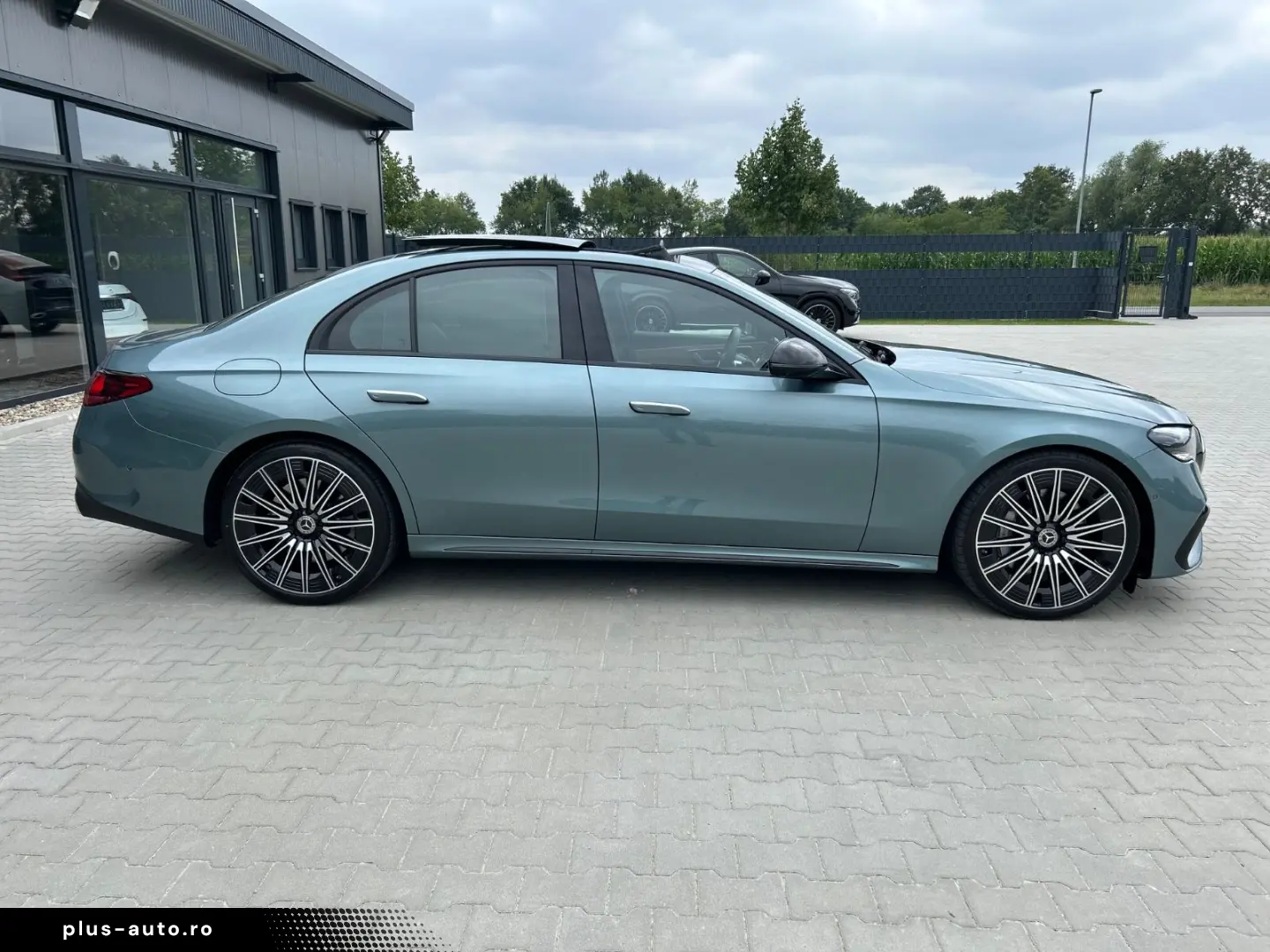 MERCEDES-BENZ E450d 4M AMG Night Premium -HUD-Pano-Softcl