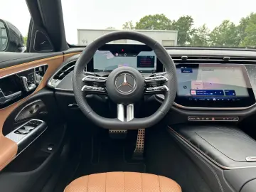 MERCEDES-BENZ E450d 4M AMG Night Premium -HUD-Pano-Softcl