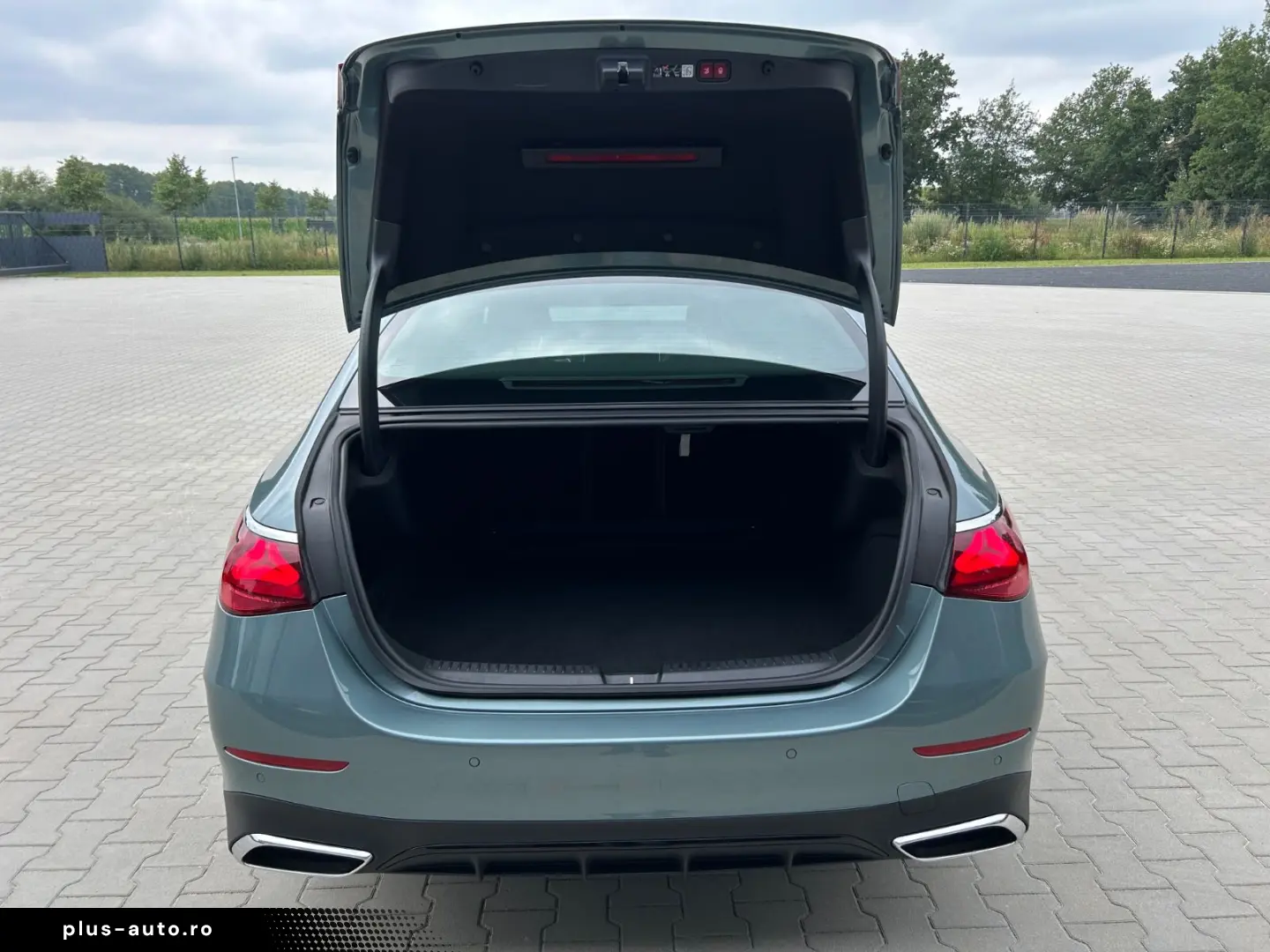 MERCEDES-BENZ E450d 4M AMG Night Premium -HUD-Pano-Softcl