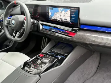 BMW M5 Tou DA-Prof HUD 360  B&W Sitzbel Pano AHK 21