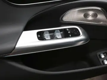 MERCEDES-BENZ E 400 e 4M AMG Panorama Burmester Memory 360