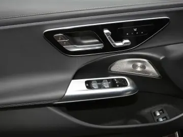 MERCEDES-BENZ E 400 e 4M AMG Panorama Burmester Memory 360