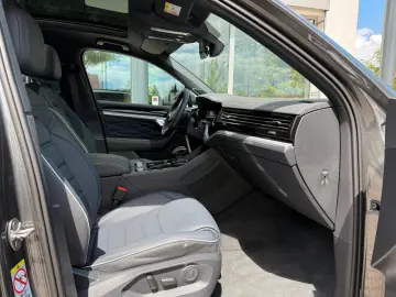 VW Touareg  R-Line   DYNAUDIO  22   AHK  LUFT  PANO