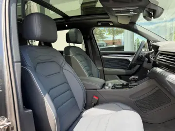 VW Touareg  R-Line   DYNAUDIO  22   AHK  LUFT  PANO