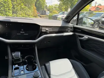 VW Touareg  R-Line   DYNAUDIO  22   AHK  LUFT  PANO