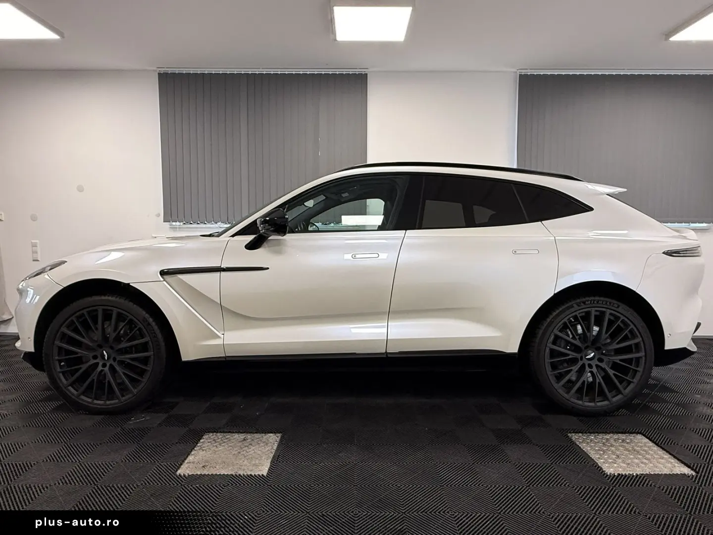 ASTON MARTIN DBX 4.0 V8   Morning Frost White   Spor&hellip;